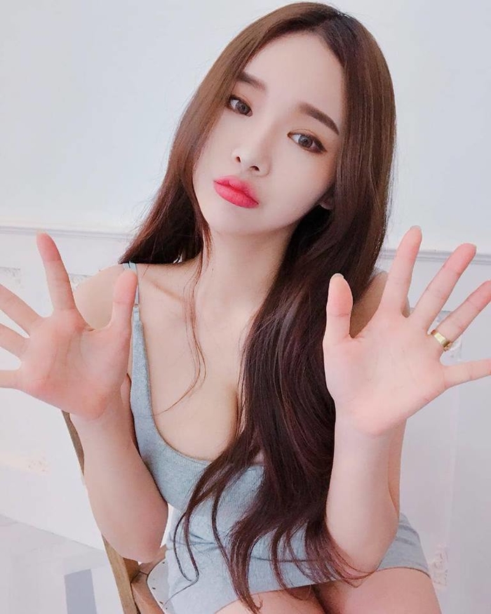 Netizen xứ Hàn đang xôn xao vì những bức hình của một người mẫu nữ được chia sẻ trên mạng mới đây. Cô gái tên Ji Sung, 23 tuổi, là người mẫu tự do. Ji Sung có gương mặt xinh đẹp đúng chuẩn hot girl, đặc biệt là thân hình có tỷ lệ khó tin: vòng một "khủng" và vòng eo "con kiến". Hình thể S-line nóng bỏng giúp Ji Sung trở nên nổi bật so với những cô người mẫu xứ Hàn khác. Netizen xứ Hàn đang xôn xao vì những bức hình của một người mẫu nữ được chia sẻ trên mạng mới đây. Cô gái tên Ji Sung, 23 tuổi, là người mẫu tự do. Ji Sung có gương mặt xinh đẹp đúng chuẩn hot girl, đặc biệt là thân hình có tỷ lệ khó tin: vòng một "khủng" và vòng eo "con kiến". Hình thể S-line nóng bỏng giúp Ji Sung trở nên nổi bật so với những cô người mẫu xứ Hàn khác.