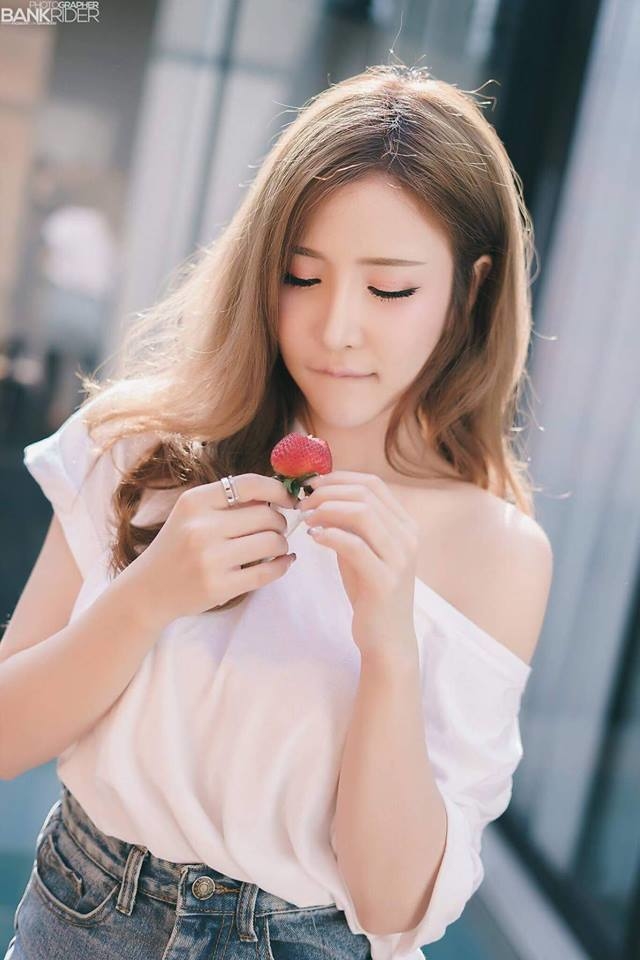 Hot girl xứ chùa Vàng Thái Lan Pannachika Chaikawin với nhan sắc xinh đẹp dễ thương đã làm tan chảy hàng triệu trái tim.
Hot girl xứ chùa Vàng Thái Lan Pannachika Chaikawin với nhan sắc xinh đẹp dễ thương đã làm tan chảy hàng triệu trái tim.