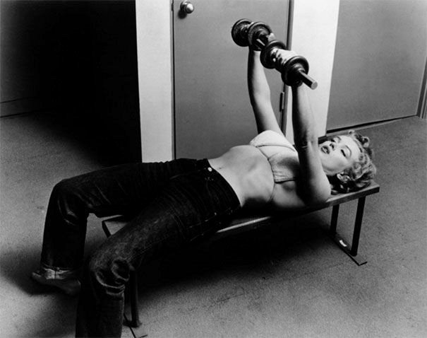 
Marilyn Monroe đang tập thể dục, lúc này nữ minh tinh 26 tuổi