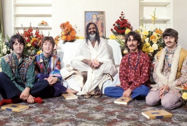
 Nhóm nhạc The Beatles gặp gỡ nhà Thiền sư siêu việt người Ấn Độ Maharishi. Bức ảnh được chụp vào năm 1967