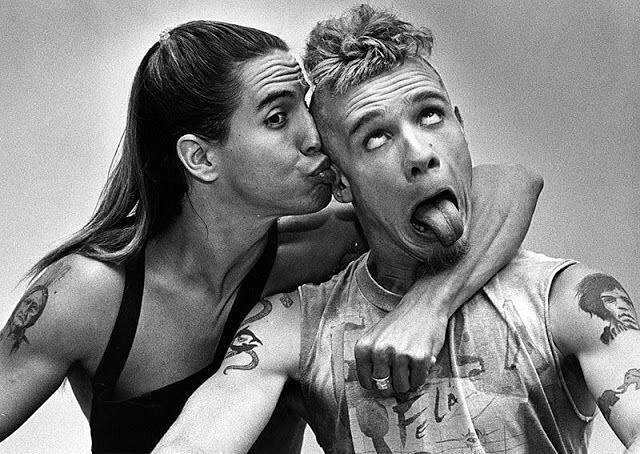 
2 thành viên của ban nhạc Red Hot Chili Peppers: Anthony Kiedis và Flea "nhắng nhít" chụp ảnh cùng nhau, ngày 22/09/1989