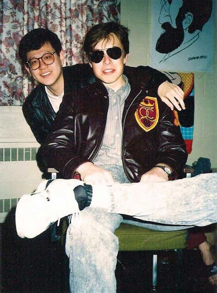 
Tỉ phú Elon Musk và bạn cùng phòng của ông năm 1990