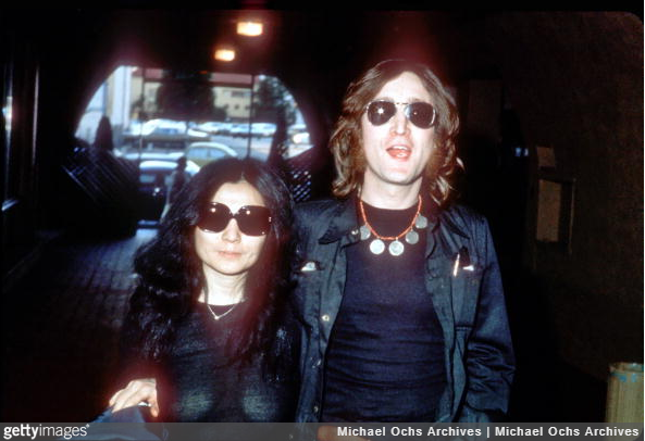 u
Thủ lĩnh ban nhạc The Beatles John Lennon and người vợ đầu Yoko Ono