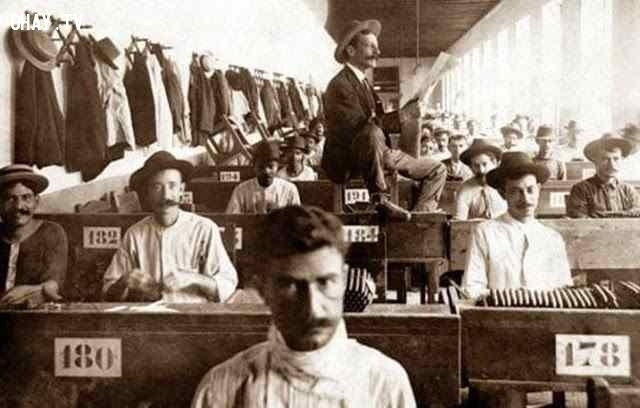 
Người đọc báo thuê đang đọc báo cho những công nhân tại nhà máy xì gà ở Cuba, những năm 1900.