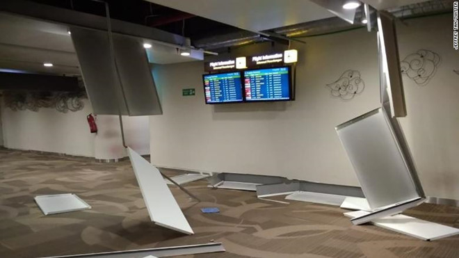 
Trần sân bay Bali rơi vỡ trong cơn địa chấn. Ảnh: Twitter.
