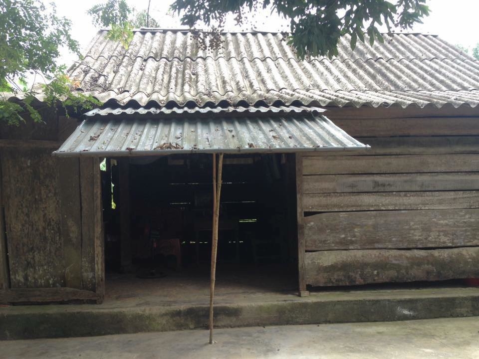 
Căn nhà tồi tàn được dựng tạm bợ những tấm ván của vợ chồng chị Nhung