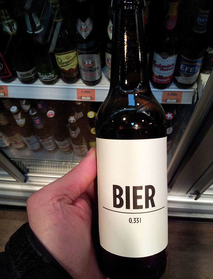 
Một loại bia với phần nhãn chai cực ngắn gọn đơn giản được bày bán tại các siêu thị của Đức
