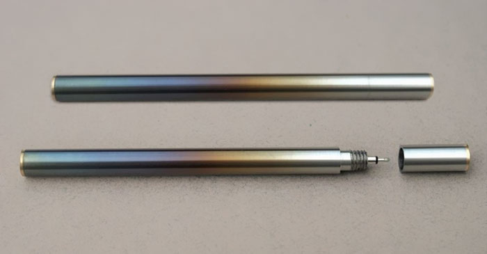 
Một chiếc bút thép thiết kế tối giản