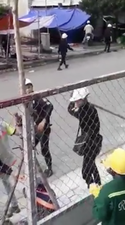 Xôn xao clip hai công nhân ở Sài Gòn bị nhóm bảo vệ đánh gục trên đường phố