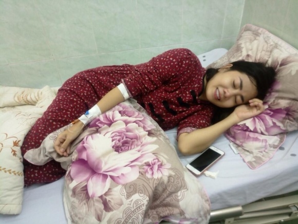 
Hình ảnh diễn viên Mai Phương nằm trên giường bệnh tại bệnh viện. 