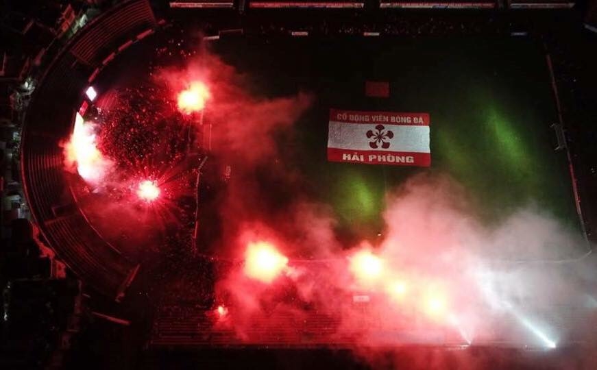 
Pháo sáng đốt đỏ rực tại sân vận động Rạch Tray (Hải Phòng).