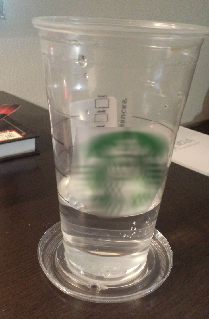 
Nắp cốc nhựa, ngoài việc giúp nước trong đó không sánh ra ngoài, còn có một công dụng khác: Giữ cốc khỏi trôi trên bàn