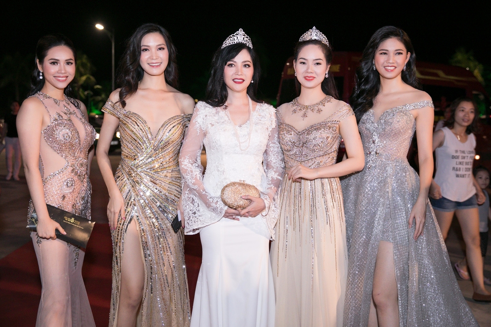 
Đây được xem là bức ảnh hiếm hoi nhất khi mà một dàn Hoa hậu, Á hậu chụp hình cùng nhau.