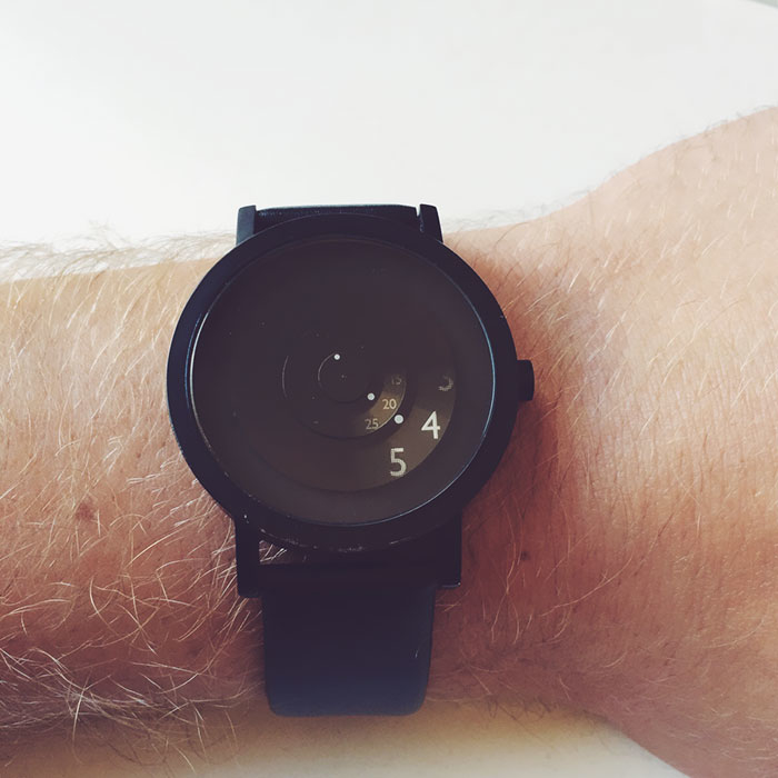 
Chiếc đồng hồ theo phong cách tối giản sẽ chỉ hiển thị cho bạn thấy những gì bạn cần thấy