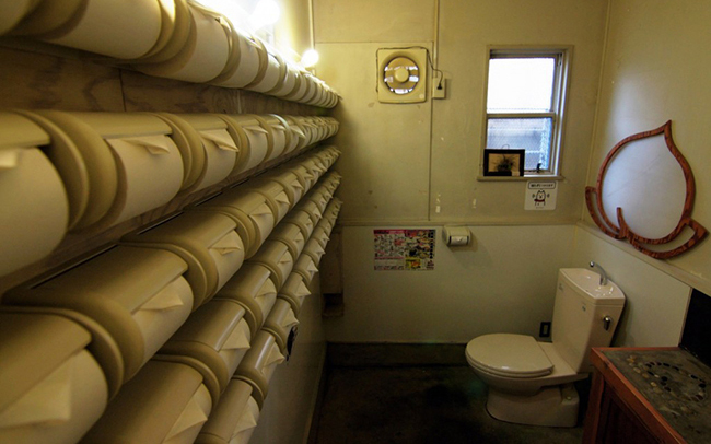 
Ám ảnh tình cảnh đi vệ sinh hết giấy? Ác mộng hết giấy sẽ không thể nào quấy rầy bạn giải quyết nỗi buồn trong nhà vệ sinh của nhà hàng Momojiro ở Kyoto. Bấy nhiêu giấy khéo vừa chùi vừa chơi cũng chả hết!