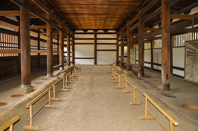
Khu vệ sinh chỉ dành cho các tu sĩ tại Đền Tōfukuji ở Kyoto với sức chứa đủ cho 100 người. Một câu mô tả cho mỗi lần đi vệ sinh ở đây chắc là thế này: "Bốn mắt nhìn nhau trào... ấy ấy"