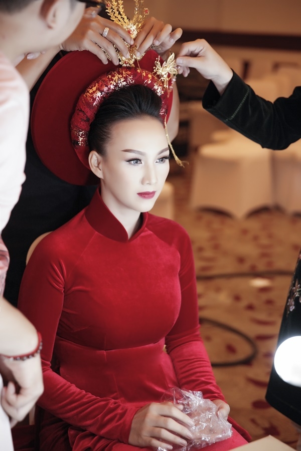 Hồ Văn Cường lần đầu làm vedette thời trang, Hoa hậu Paris tái xuất sàn catwalk sau đăng quang