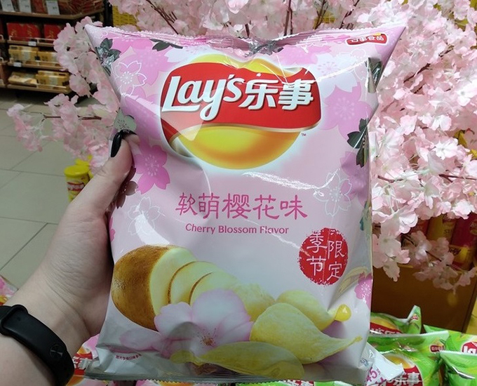 
Hoa anh đào - biểu tượng của Nhật Bản nay xuất hiện trên cả bánh snack. Việc này sẽ khiến người nước ngoài khá ngạc nhiên và chắc chắn họ sẽ thử snack làm từ hoa vị sẽ ra sao?