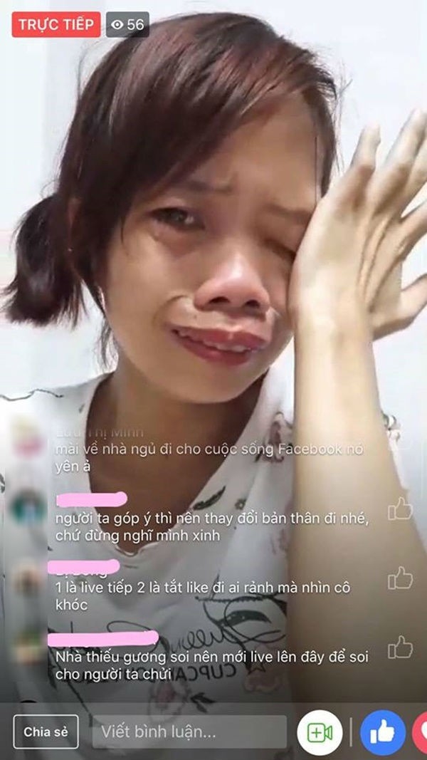 
Chị Duyên bật khóc khi bị dân mạng "ném đá" ngoại hình khi đang livestream bán hàng.