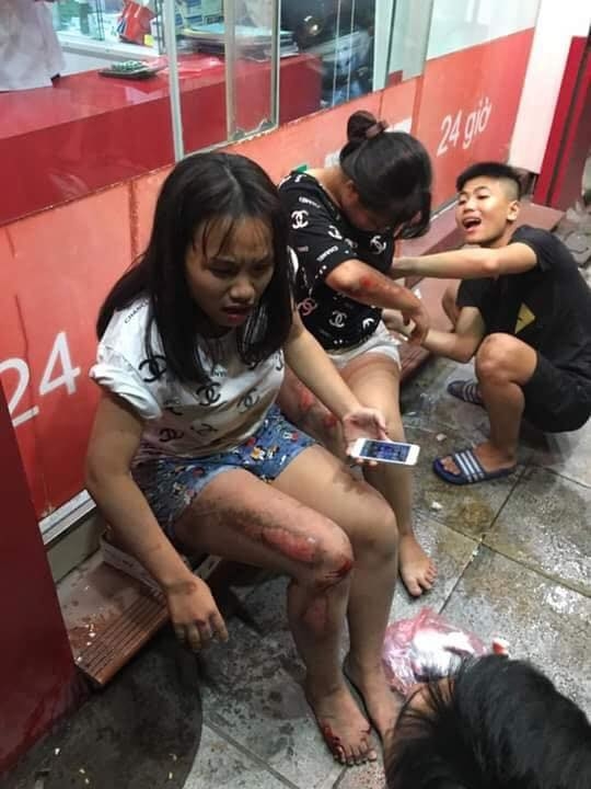 Bão mừng kỳ tích vào bán kết ASIAD 2018 của Olympic Việt Nam, hai cô gái bị tai nạn khiến CĐM sợ hãi