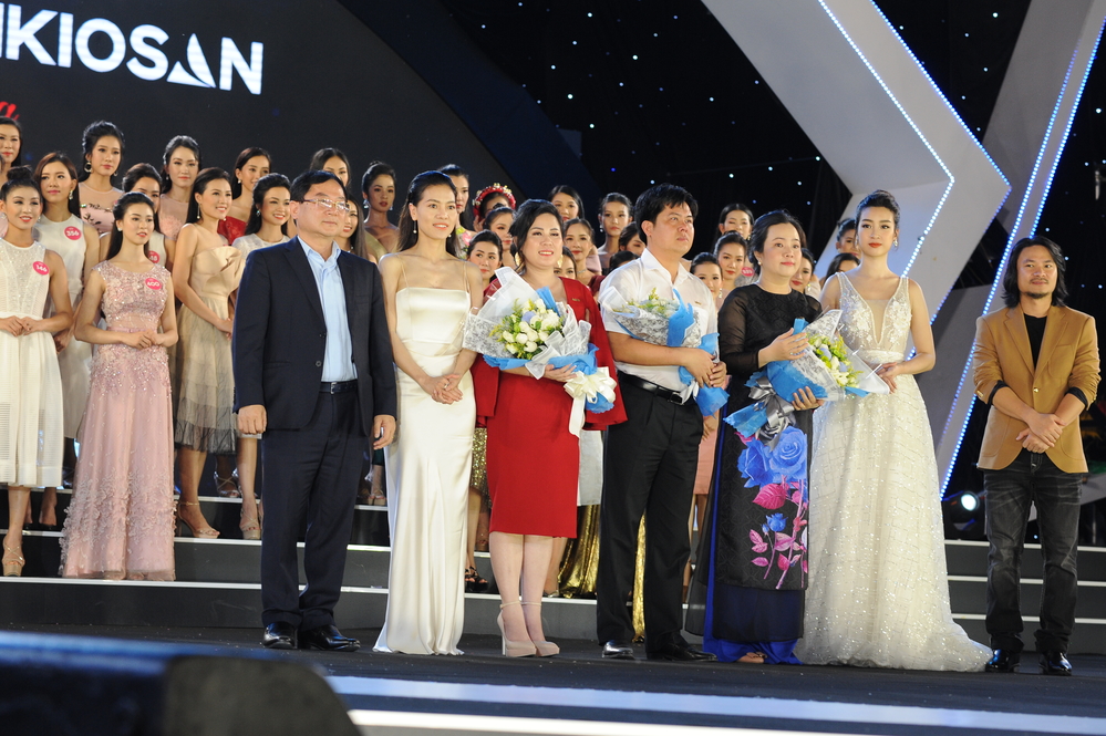 
Hoa hậu Đỗ Mỹ Linh cùng Top 43 thí sinh đã có một buổi tối vô cùng vui vẻ. - Tin sao Viet - Tin tuc sao Viet - Scandal sao Viet - Tin tuc cua Sao - Tin cua Sao