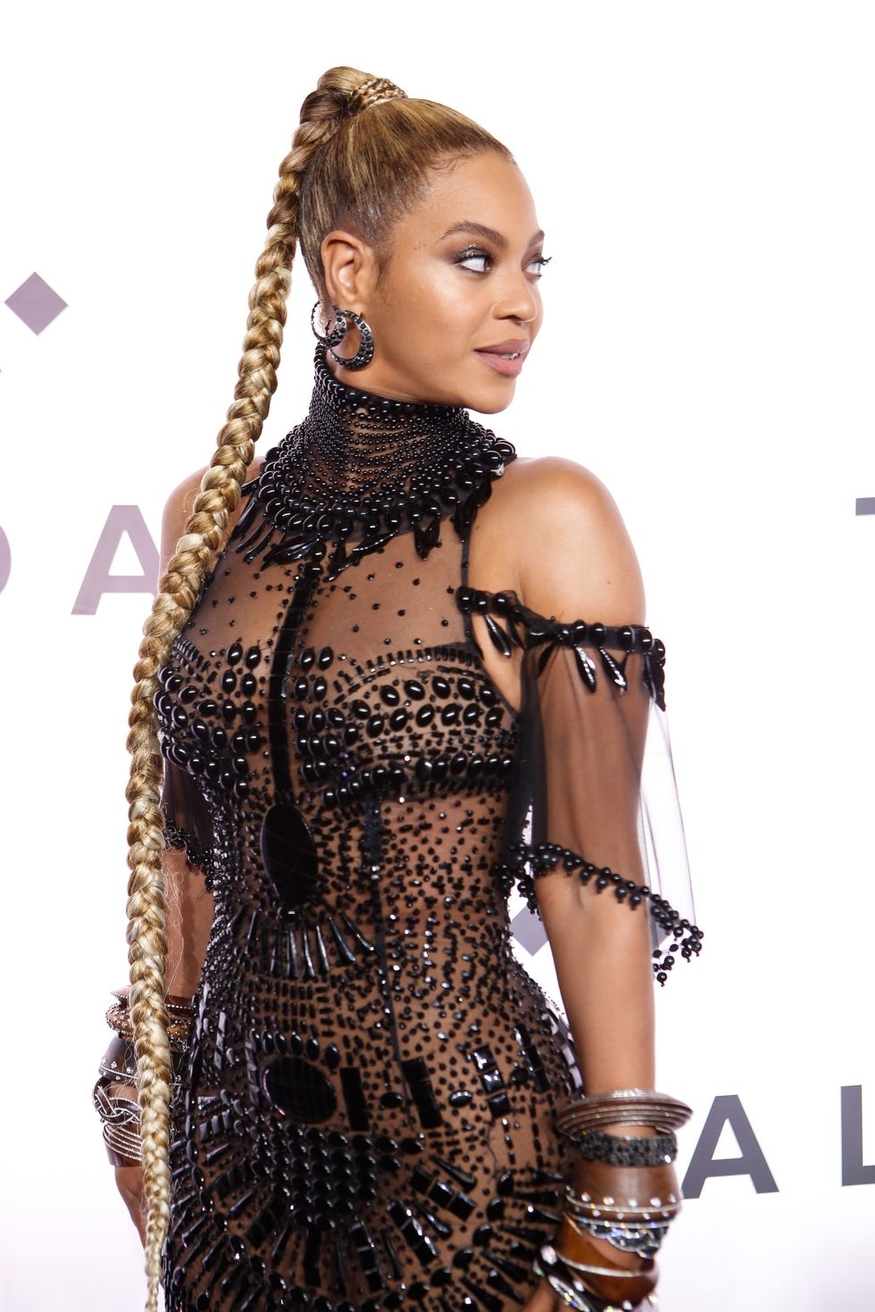 
Có lẽ nhắc đến tóc tết cá tính và thú vị không thể không nói đến Beyoncé, cô luôn tạo nên sự uy nghi và đẳng cấp từ muôn kiểu tết đầy ấn tượng.