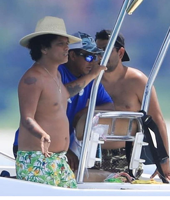 
"Cận cảnh" chiếc bụng ngấn mỡ của Bruno Mars