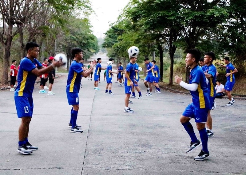 
Các cầu thủ Olympic Việt Nam tập luyện ở khu đất trống gần khách sạn vào chiều qua. (Ảnh: Đăng Khoa)