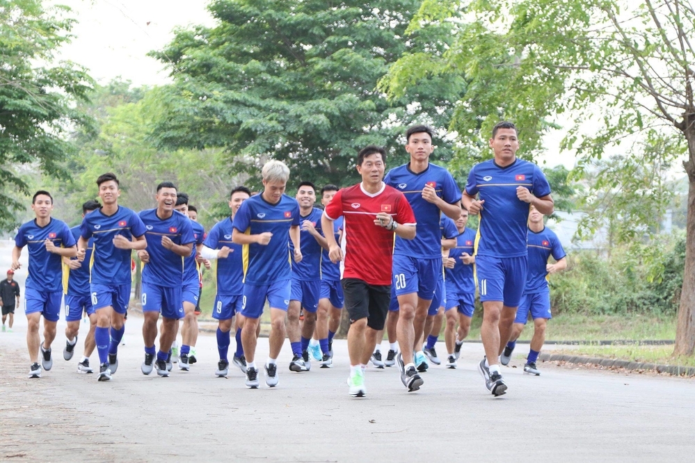 
Các cầu thủ Việt Nam phải tập tạm ở công viên gần khách sạn.