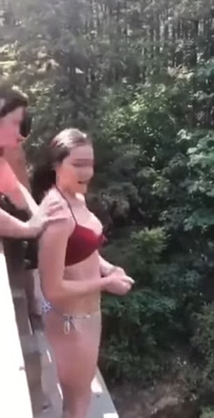 Kinh hoàng cô gái phải đối mặt với tử thần sau khi bị bạn đẩy xuống sông từ độ cao 18m