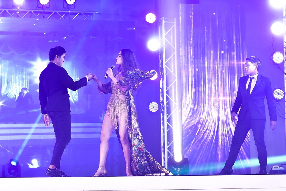 Nam Em mang ca khúc đạo nhái trình diễn trên sân khấu Hoa hậu Đại sứ Du lịch Thế giới