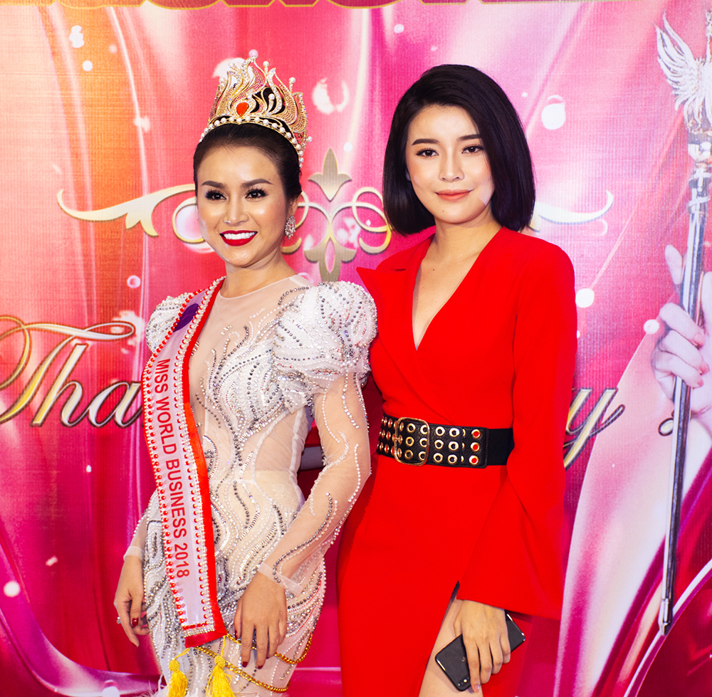 
Cao Thái Hà diện bộ váy màu đỏ nổi bật xuất hiện tại buổi tiệc chúc mừng. - Tin sao Viet - Tin tuc sao Viet - Scandal sao Viet - Tin tuc cua Sao - Tin cua Sao