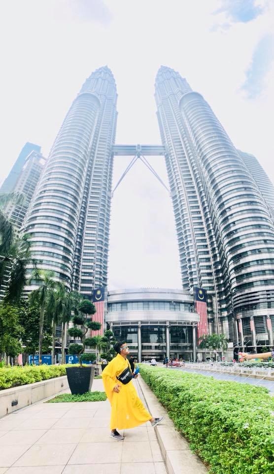 Anh chàng mặc đồ phạm nhân check-in Singapore tiếp tục ''gây bão'' với gu thời trang lạ tại Malaysia