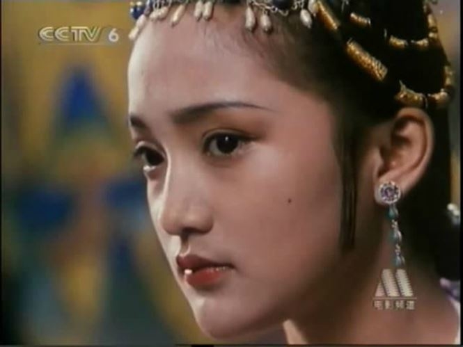  
Năm 18 tuổi, Châu Tấn được đạo diễn Tạ Thiết Bằng chọn đóng phim Cổ mộ hoang trai (1991). Trong vai diễn đầu tiên, Châu Tấn mang vẻ phúc hậu với gương mặt bầu bĩnh.