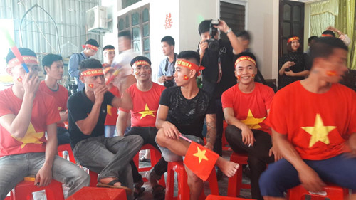 
Như mọi trận đấu khác của Olympic Việt Nam tại ASIAD 2018, hàng xóm, người hâm mộ tập trung tại nhà trung vệ Bùi Tiến Dũng (huyện Đức Thọ, Hà Tĩnh) rất đông để cổ vũ đội bóng. Không khí rất sôi động tại nhà trung vệ Viettel trước giờ bóng lăn.