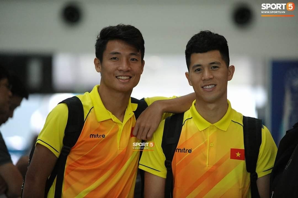 
Vẻ mặt tươi tắn của hai hậu vệ của Olympic Việt Nam Tiến Dũng và Đình Trọng.