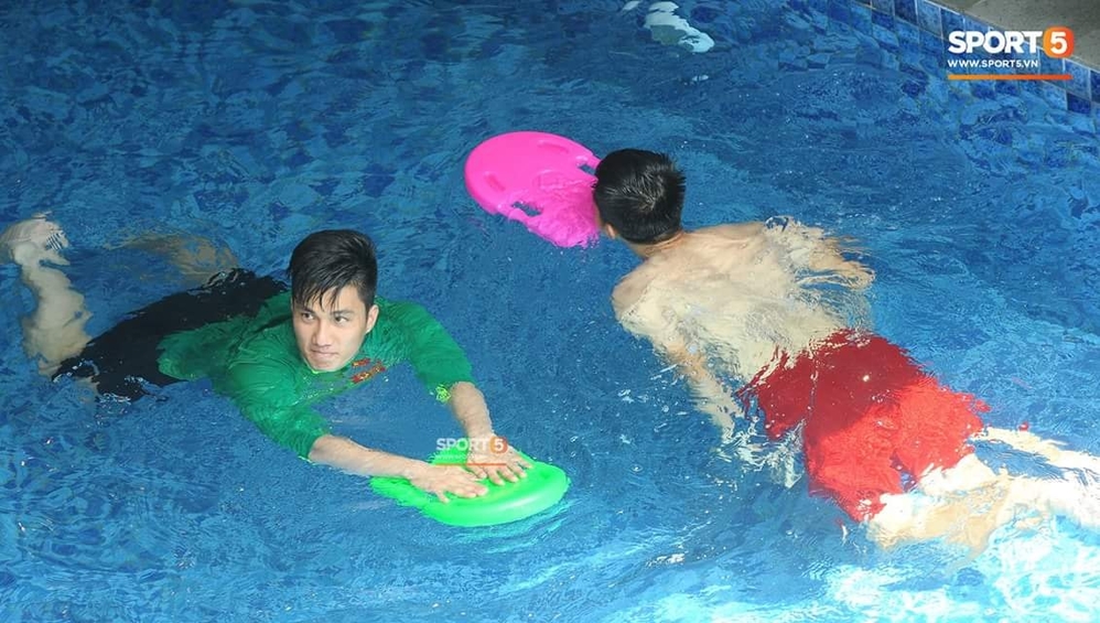 Chùm ảnh: Olympic Việt Nam nô đùa ở bể bơi, thầy Park thảnh thơi tắm nắng sau chiến thắng Nhật Bản