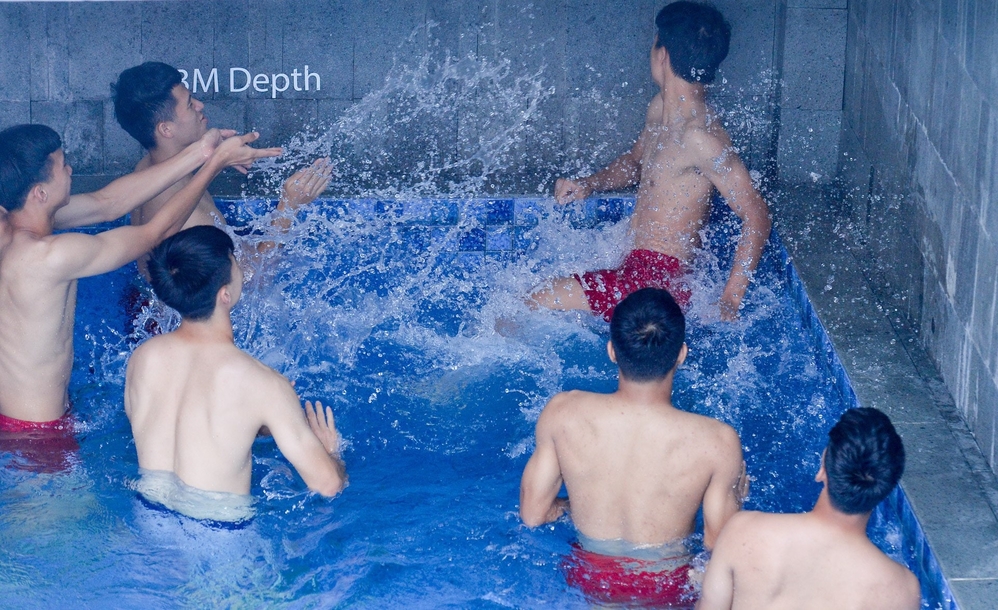 Chùm ảnh: Olympic Việt Nam nô đùa ở bể bơi, thầy Park thảnh thơi tắm nắng sau chiến thắng Nhật Bản