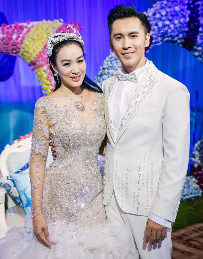 
Cô tổ chức đám cưới cùng người chồng Trương Luân Thạc vào năm 2016