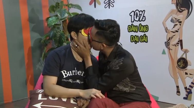 
...cả cặp đôi đồng tính cũng khóa môi khiến người xem "nóng mặt".