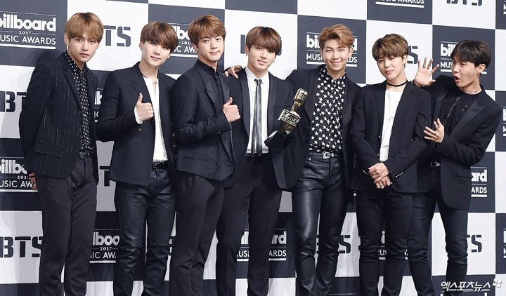 
BTS là nhóm nhạc Kpop đầu tiên và là những người trẻ nhất được đề cử nhận Huy chương văn hóa.