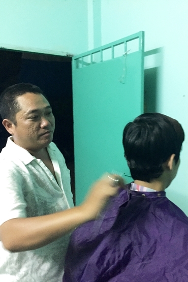 
Nghệ nghiệp chính bây giờ của Phùng Ngọc là thợ cắt tóc