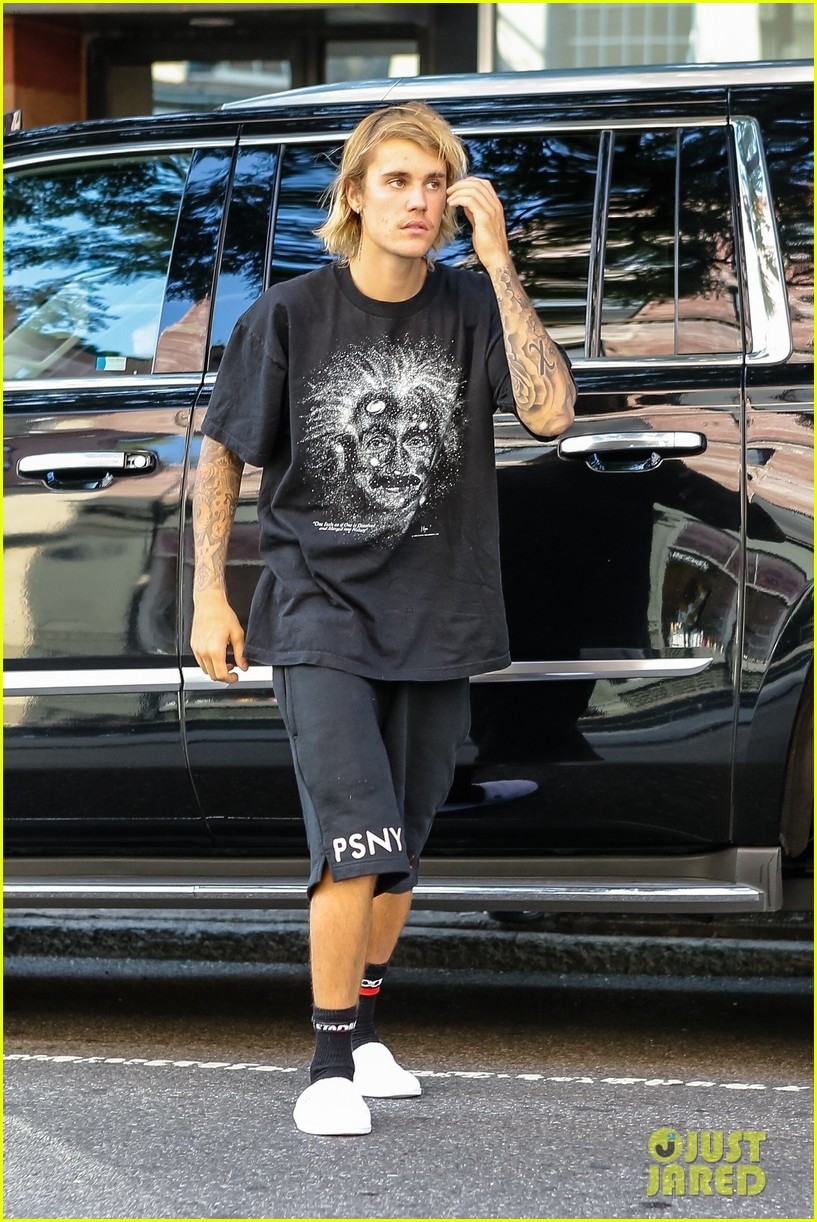 
Đây là hình ảnh của Justin Bieber trước khi gặp Hailey Baldwin và đến tiệm cắt tóc tại thành phố New York.