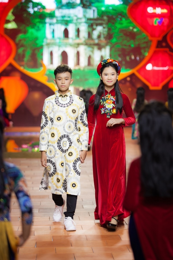
Con gái của nàng Hậu cùng Hồ Văn Cường trình diễn trên sàn catwalk trong những thiết kế áo dài dành cho thiếu nhi.