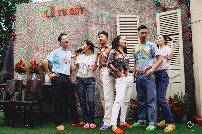
Dàn khách mời ăn mặc “chất chơi” style 1990​ - Ảnh: Mai Quang Tuyến