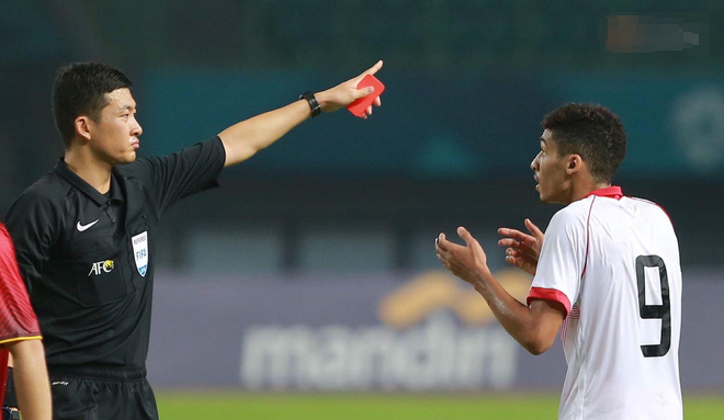 
Trọng tài Trương Lôi rút thẻ đỏ trực tiếp truất quyền thi đấu của một cầu thủ Bahrain - Ảnh: Internet