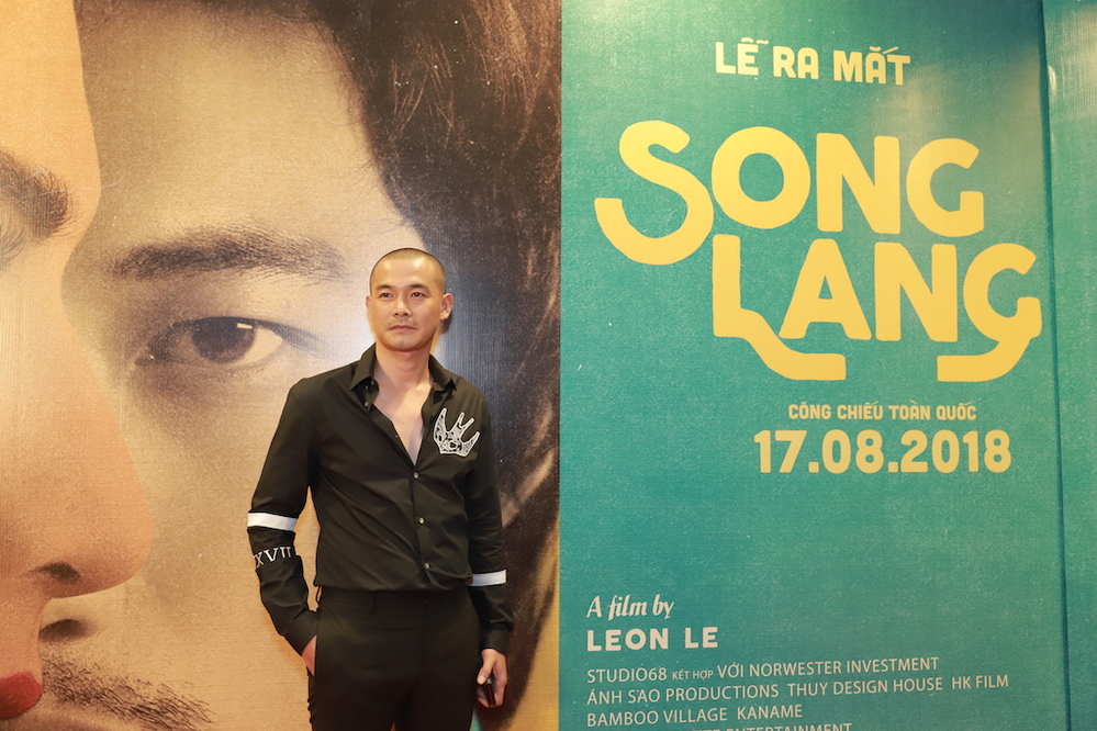 
Quách Ngọc Ngoan trong set đồ đen điển trai tại buổi ra mắt phim Song Lang. 