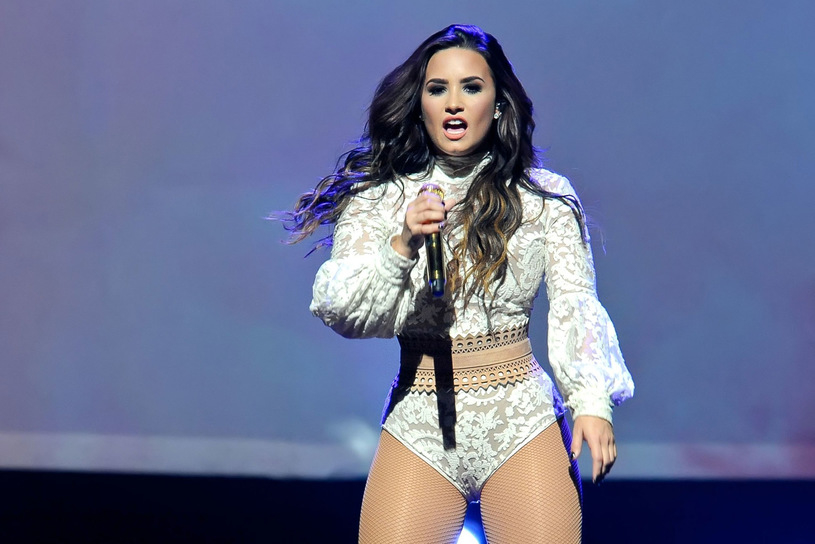 Fan vừa buồn vừa lo khi Demi Lovato phải hủy tour diễn vòng quanh thế giới để cai nghiện