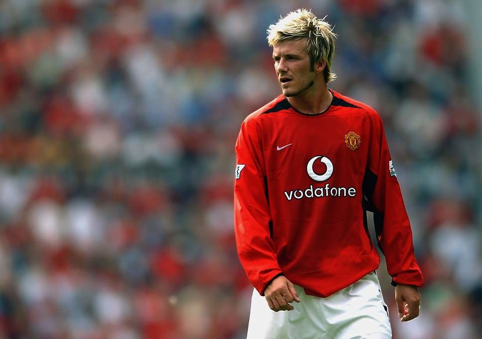 
Tên tuổi về "số 7 huyền thoại" của Beckham gắn liền với những năm tháng chơi bóng đỉnh cao tại Man United. Với khả năng chuyền bóng và sút phạt đã thành thương hiệu, Beckham chính là một phần quan trọng trong cú ăn ba mùa giải 1998/99 và những danh hiệu khác của "Quỷ đỏ". Anh luôn là số 7 được yêu thích nhất mọi thời đại của không chỉ các CĐV MU mà còn cả các fan hâm mộ bóng đá Anh trên toàn thế giới.