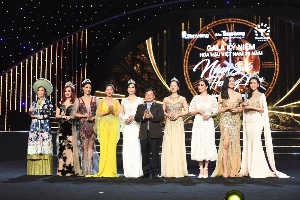 Thảm đỏ 30 năm Hoa hậu Việt Nam: Cuộc hội ngộ hiếm có của dàn Hoa hậu, Á hậu